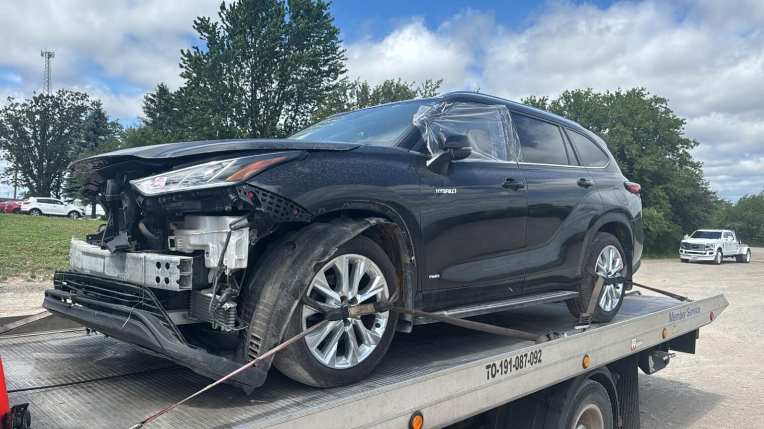 Flatbed tow truck providing safe and reliable towing service in Toronto.